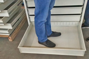 Armoire à outils en acier sur mesure à 11 tiroirs avec séparateur intégré et roulettes, design moderne pour usage extérieur en entrepôt - Product Image 4