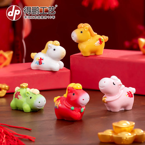 Figuras de caballos coloridas y lindas, mini decoraciones de resina para adornos de escritorio del Año Nuevo Chino - Product Image 2