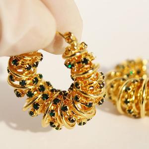 Pendientes de Aro con Diamantes de Imitación Envueltos en Espiral Esmeralda, Latón Chapado en Oro de 18K, Aretes de Embrague con Resorte de Metal para Fiesta Diaria - Product Image 4