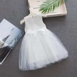 थोक जैविक डिजाइनर बेबी कपड़े कपचर नवजात शादी की सफेद टोपी फूलों के साथ