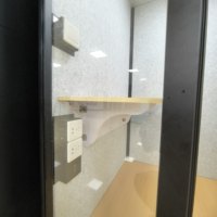 PYinC |   Cabine de bureau insonorisée et cabine téléphonique - Éclairage doux, prises et interrupteurs complets, pour un espace de travail confortable.