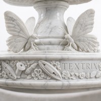Fontaine de jardin en marbre sculptée à la main, avec statue de Musa tisseresse et deux becs d'eau en forme de papillon, pour villa et domaine