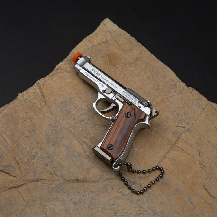 Porte-clés 92F mat gravé avec manche en bois amélioré.