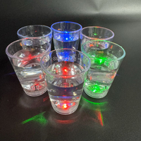 Logo personnalisé en usine OEM Verre à liqueur en plastique lumineux à LED de 60ml 2oz activé par liquide pour discothèque de fête