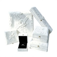 Boîte cadeau de bijoux haut de gamme gaufrée, boîtes à colliers exquises à couvercle rabattable pour cadeaux, boîtes à bijoux en papier floqué