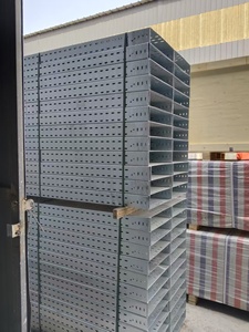 Canaux de câbles en acier perforés à structure solide, type cheminée, avec finition thermolaquée pour applications de construction intensives - Product Image 6