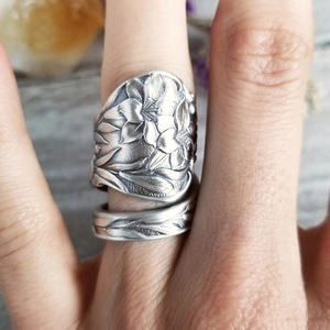 Anello Regolabile Vintage da Donna con Fiore di Peonia, Finitura Anticata, Gioiello alla Moda - Product Image 2