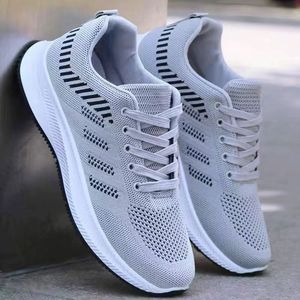 รองเท้าผู้ชายพื้นหนาเรียบง่ายสวมใส่สบายทนทานเล่นกีฬาแบบใหม่ - Product Image 3