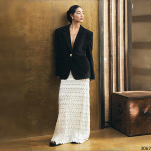 Ensemble deux pièces en tricot crochet pour l'été : débardeur peplum à col en V et jupe longue taille haute à ourlet festonné et fente latérale pour femme - Product Image 6