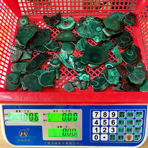 Losa de malaquita cruda de piedra preciosa verde de forma libre de rebanada de cristal Natural de alta calidad a la venta - Product Image 5