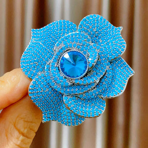 Accesorios de Traje de Lujo de Alta Gama para Banquetes, Broche con Aroma Delicado y Microincrustaciones de Camelia y Rosa para Bodas, Fiestas y Regalos - Product Image 1