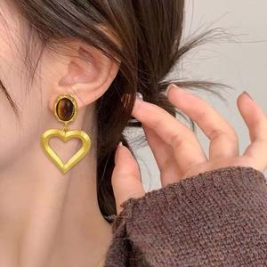 Pendientes de Aro con Forma de Corazón de Estilo Vintage Francés, con Imitación de Diamantes y Perlas, Aleación Chapada en Oro de 18K, para Fiesta, Lujo y Moda - Product Image 3