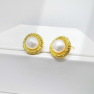 Boucles d'oreilles rondes vintage tendance en argent sterling 925, faites à la main, style coréen, délicates, pour femme, avec perles baroques en or 18 carats. - Product Image 1