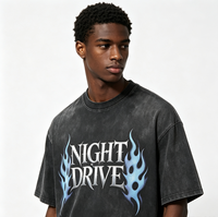 T-shirt col rond délavé Kornit DTG avec imprimé dégradé bleu glace, flammes argentées et police gothique, ourlet brut délavé, style grunge streetwear