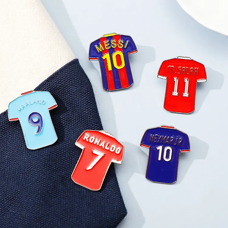 Nouveaux styles badges de football de stock maillot Messi Ronaldo épingle en émail doux épinglettes personnalisées