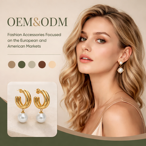 Boucles d'oreilles pendantes double C personnalisées en gros, plaquées or, avec perle de coquillage ronde, bijoux minimalistes hypoallergéniques pour femmes - Product Image 1