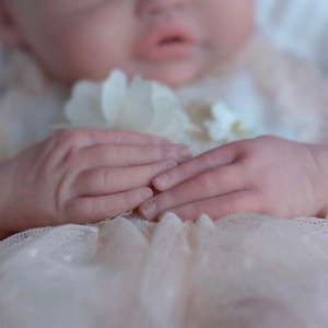 Muñeca Reborn de 18 Pulgadas, Cuerpo Completo de Silicona Suave, Boca Abierta, Recién Nacida, Realista, Bebé Dormida, Niña de Ensueño con Diadema de Lazo - Product Image 3