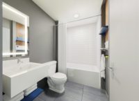 Ensemble de meubles élégants et modernes pour hôtel Microtel Inn Suites Wyndham, chambre à coucher king-size, cuisine, salle à manger, salon, 5 étoiles