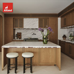 Armoires de cuisine Alland de style luxueux en chêne blanc, portes shaker, finition en <span class=keywords><strong>bois</strong></span> naturel teinté, avec panneau à lattes et îlot central - Product Image 1