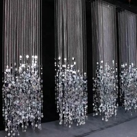 Toile de fond scénique élégante et brillante, rideau suspendu en paillettes argentées et perles pour la décoration d’événements et de banquets
