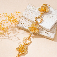 Bracelet élégant en alliage avec motif floral à cinq feuilles et pierre naturelle pour femmes, idéal pour les fêtes et les vacances