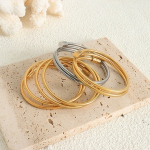 Bracelet manchette tendance pour femme en acier inoxydable plaqué or 18 carats, étanche, avec design élastique à ressort - Product Image 2