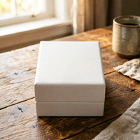 Boîte à bijoux en bois peint en blanc avec doublure en daim doux, logo personnalisé, petite boîte d'emballage carrée pour bijoux, pour mariage et cadeaux de détail