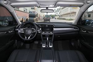 ฮอนด้า ซีวิค ปี <span class=keywords><strong>2016</strong></span> รุ่นซีดาน ขับเคลื่อนล้อหน้า เบนซิน 1.5T 177 แรงม้า เครื่องยนต์ 4 สูบ ล้อแม็ก R17 เกียร์ CVT รถ<span class=keywords><strong>มือ</strong></span><span class=keywords><strong>สอง</strong></span>พร้อมขาย มีหลังคาซันรูฟเดี่ยว - Product Image 5