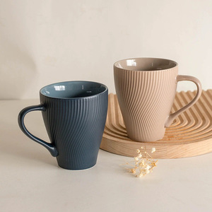 Taza de Café de Cerámica con Rayas Verticales Estilo Nórdico Minimalista, 350 ml, Acabado Mate, Taza de Té de Alta Gama <span class=keywords><strong>para</strong></span> Oficina y Hogar con Asa, Regalo <span class=keywords><strong>para</strong></span> <span class=keywords><strong>Parejas</strong></span> - Product Image 2