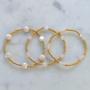 Bracelet empilable classique fait main, délicat, avec perles dorées, perles de riz et perles Miyuki, inaltérable - Product Image 4