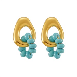 Boucles d'oreilles créoles tendance unisexe en acier inoxydable plaqué or 18 carats, étanches, avec turquoise bleue, protection de l'environnement - Product Image 4