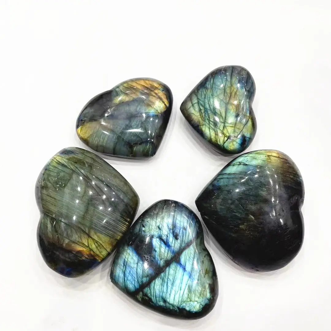 Doğal kristal kalp şekilli taşlar gösterişli labradorit kalp