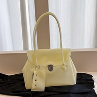 Sac fourre-tout en PVC couleur unie style Ins unique avec rabat, grande capacité, pour femme, collection été 2026, sac à bandoulière et à porter sous le bras