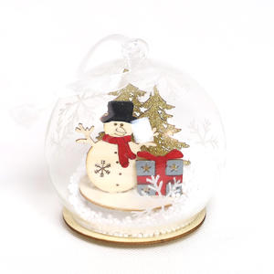 Bola <span class=keywords><strong>de</strong></span> cristal transparente <span class=keywords><strong>de</strong></span> 8cm barata al por mayor <span class=keywords><strong>con</strong></span> muñeco <span class=keywords><strong>de</strong></span> <span class=keywords><strong>nieve</strong></span> iluminado <span class=keywords><strong>de</strong></span> madera en el interior, se aceptan decoraciones colgantes <span class=keywords><strong>de</strong></span> árbol <span class=keywords><strong>de</strong></span> Navidad personalizadas - Product Image 1