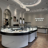 Ensemble de vitrines circulaires pour bijoux, comptoirs en verre incurvé, bordure noire, base blanche pour les intérieurs de bijouteries de luxe