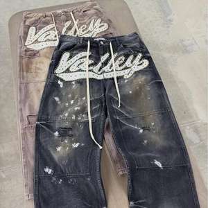 맞춤형 헤비웨이트 남성 힙합 스트리트 레트로 진: 루즈핏, 빈티지 애시드 워시, 찢어진 스프레이 페인트 및 라인석 디테일 - Product Image 1