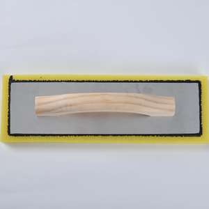 Fleuron carré jaune de qualité industrielle avec manche en bois pour travaux de maçonnerie, directement de l'usine - Product Image 1