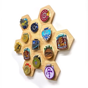 Colgador de Medallas Hexagonal de Madera Ecológico para Montar en la Pared, con Logotipo Personalizado, Diseño de Panal, Soporte para Medallas Deportivas - Product Image 4