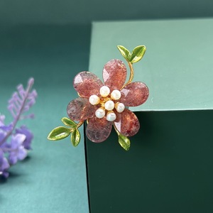 Broche florale de luxe romantique avec quartz fraise et perle d'eau douce, plaqué or 18 carats, cadeau de mariage pour femme, bijou à porter au quotidien - Product Image 1
