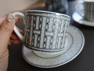 Juego de Taza y Plato de Cerámica con Diseño de Carruaje Gris de Lujo Nórdico, con Caja de Regalo - Product Image 3