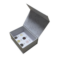 Scatola per imballaggio a cuscino rigida in cartone fatta a mano con magneti, goffratura, laminazione opaca e rivestimento UV