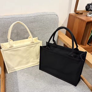 Экологичная однотонная сумка-шоппер из бежевого и черного холста для повседневного использования и хранения - Product Image 3