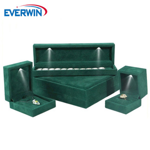Boîte à bijoux de luxe en velours vert EVERWIN ODM OEM avec éclairage LED, boîte à bague à charnière, emballage pour mariage et fiançailles - Product Image 2