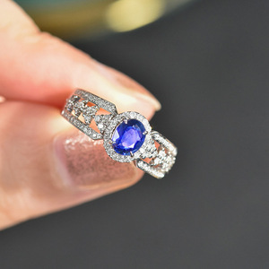 Anello Geometrico Traforato di Lusso per Donne, Gioiello da Dito Vintage alla Moda - Product Image 4