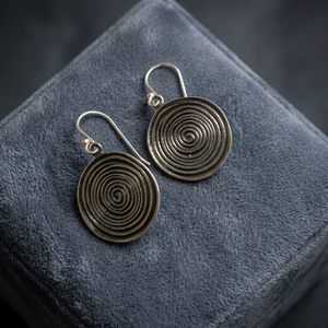Elegante Juego de Aretes de Plata de Ley 925 de Estilo Vintage para Mujer, Diseño Personalizado, Hechos a Mano por Sejal Creations TE097 en Oferta - Product Image 3