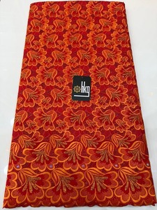 Nuovo Tessuto in Pizzo Guipure Svizzero con Applicazioni in Cotone, Motivo Floreale Traforato e Ricamo in Voile - Product Image 3