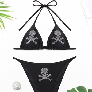Conjunto de bikini de dos piezas elástico para mujer, con top halter de triángulo con cordones y calavera de pedrería negra, y tanga, para playa - Product Image 3