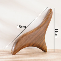Planche de Guasha en bois de santal naturel avec logo personnalisé OEM pour la relaxation corporelle, outil de massage, grattoir triangulaire pour points d'acupuncture et méridiens