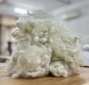 Fibre synthétique creuse en polyester recyclé à bas prix, sans silicone, 15D HD64mm, pour tissus non tissés et textiles de maison - Product Image 3