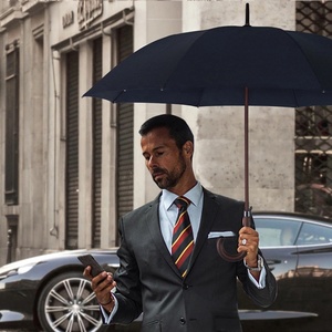 Fabricants <span class=keywords><strong>parapluie</strong></span> personnalisé en fibre de verre bois poignée droite <span class=keywords><strong>tempête</strong></span> <span class=keywords><strong>parapluie</strong></span> hommes Business bois Golf <span class=keywords><strong>parapluie</strong></span> - Product Image 1